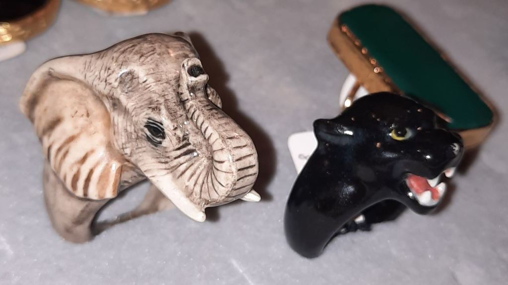 Dieses Bild hat ein leeres alt-Attribut; sein Dateiname ist elefant-und-panther.jpg.